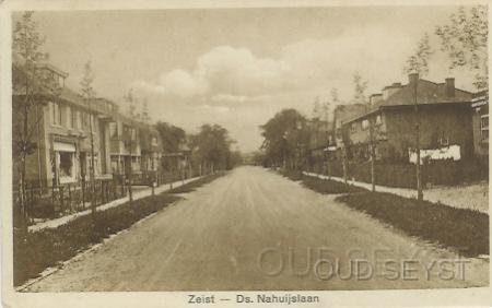 Ds. Nahuysln-1933-002.jpg - Ds. Nahuyslaan, gezien vanaf de hoek Jacob Catslaan. Foto gemaakt in 1933.
